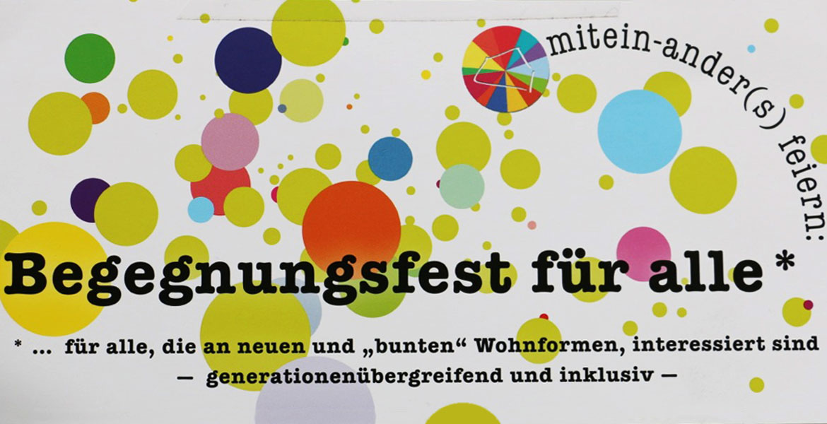 Plakat des Begegnungsfestes. Schwarze Schirft auf weißem Hintergrund mit Bunten Kreisen.