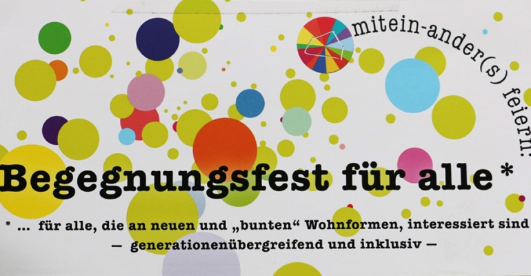 Plakat des Begegnungsfestes. Schwarze Schirft auf weißem Hintergrund mit Bunten Kreisen.